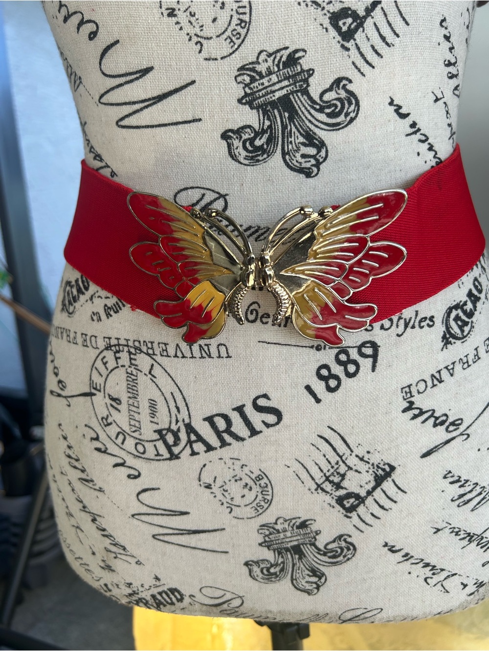 VTG- Y2K retro old school Red Stretch Waist Belt with Gold Butterfly Buckle
